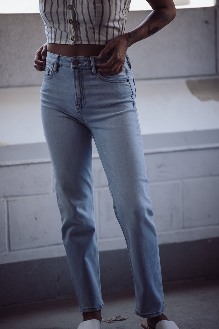 These Mom Jeans are designed with a high rise fit and classic front and back pockets. Offering flexibility and breathability, these jeans have a flattering high cut that sits comfortably above the waistline, giving you a fashionable and comfortable look.