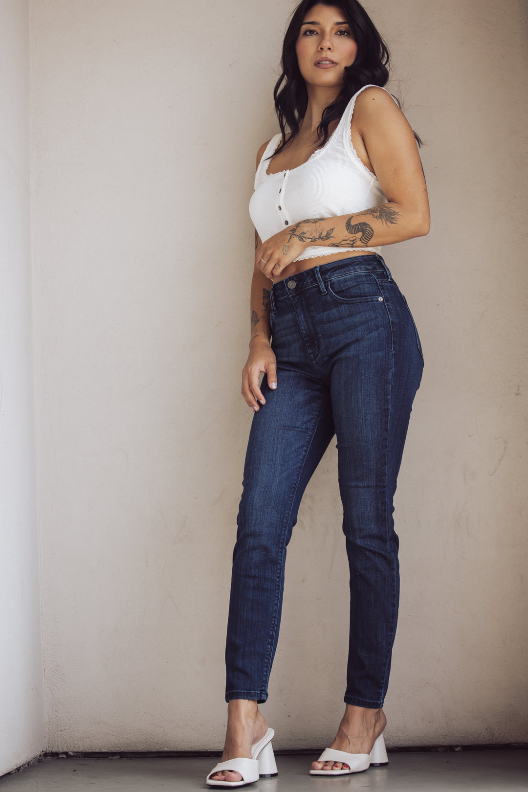 Dark wash Skinny Jeans with stretch. A classic mid rise fit.