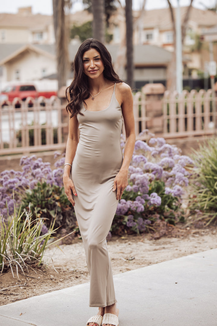 ROMANTIC MOMENTS FORM-FITTING BACKLESS MAXI DRESS - TAUPE