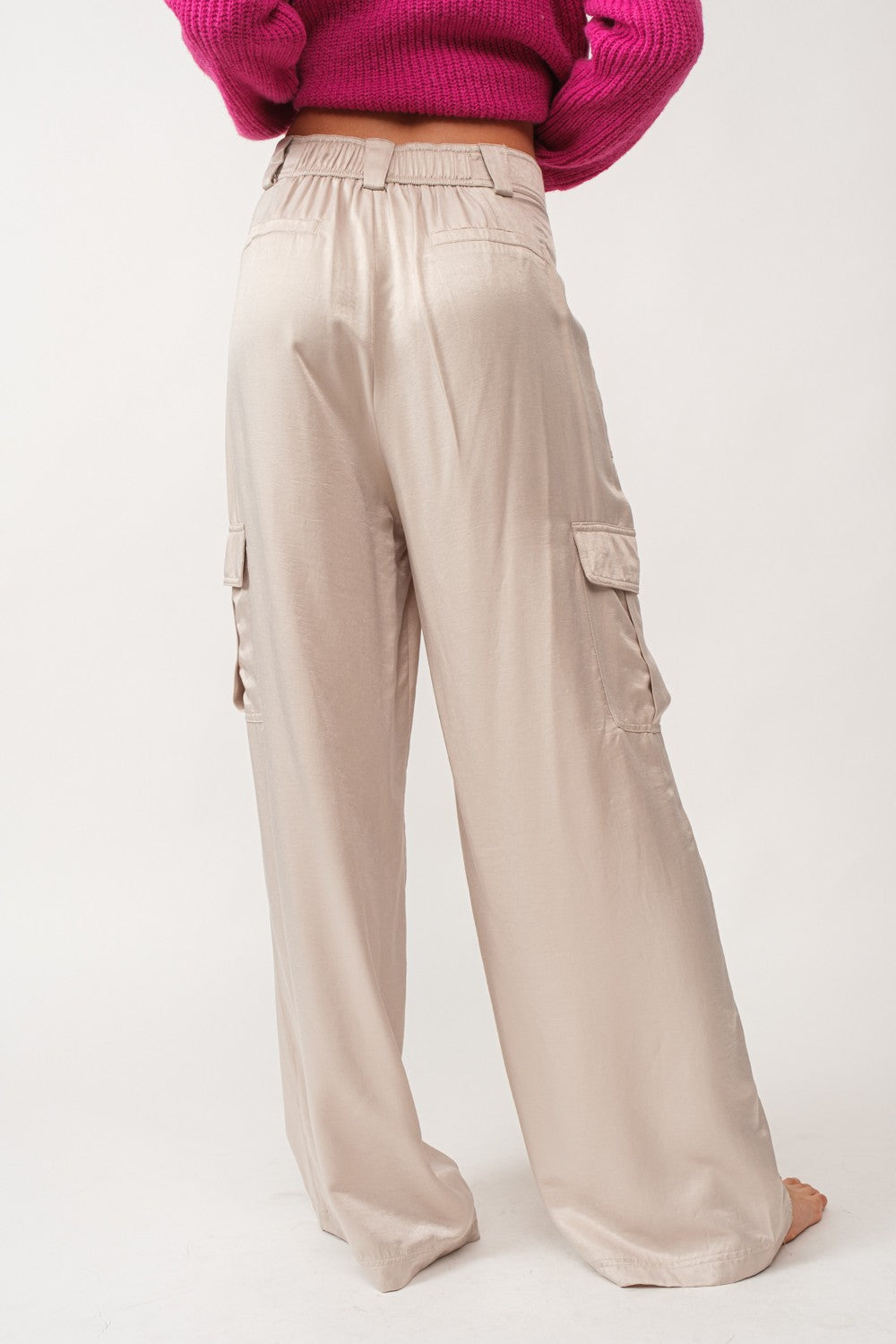 Avery Wide Leg Cargo Pants are designed with a wider fit and high waist to provide maximum comfort. Crafted from a blend of 57% Polyester and 43% Rayon, these cargo pants feature elastic back waist and multiple cargo pockets for added convenience. Perfect for any occasion.
