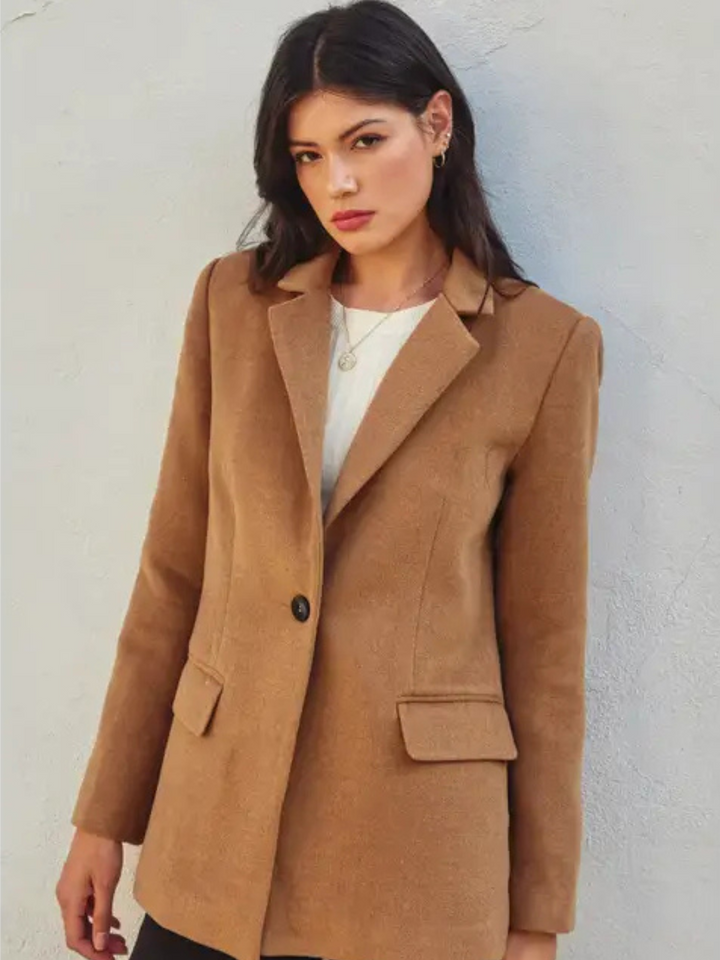 A quality structured blazer is a must-have for every fashionista! Our Uptown Girl Pocketed Blazer has an elevated classic silhouette that fits true to size with an extended length. Women's Boutique