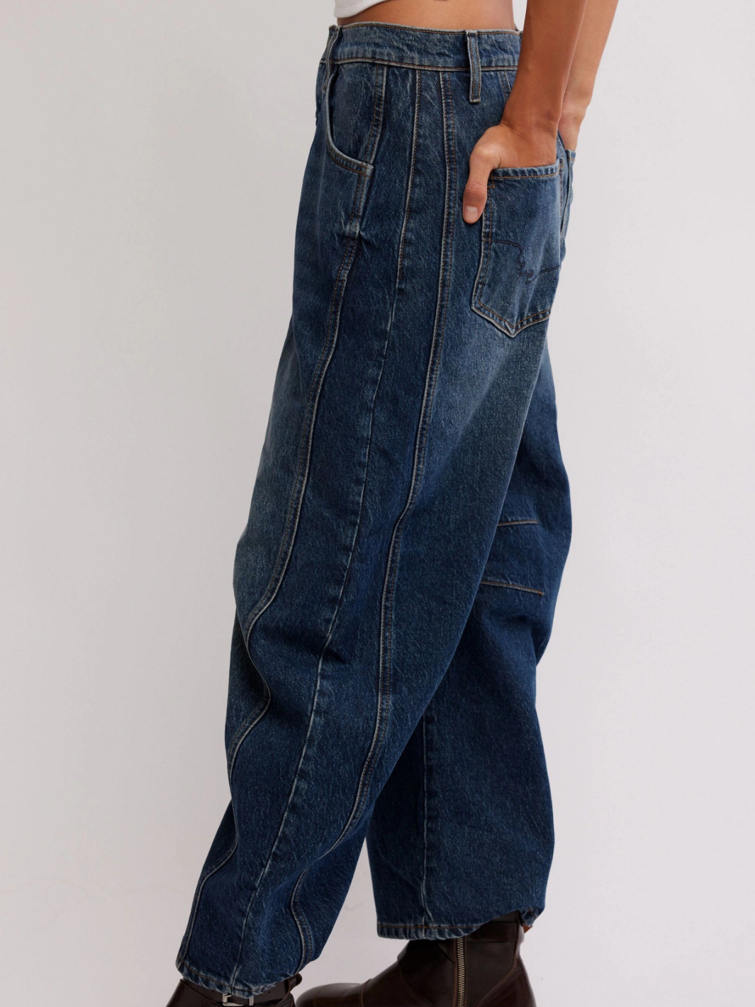 Elevate your casual wardrobe with these Lucky You Mid Rise Barrel Jeans. Featuring a barrel fit, front and back pockets, zipper fly, and a baggy fit, these jeans are ideal for stylish, relaxed looks. Their light wash makes them perfect for year-round wear.