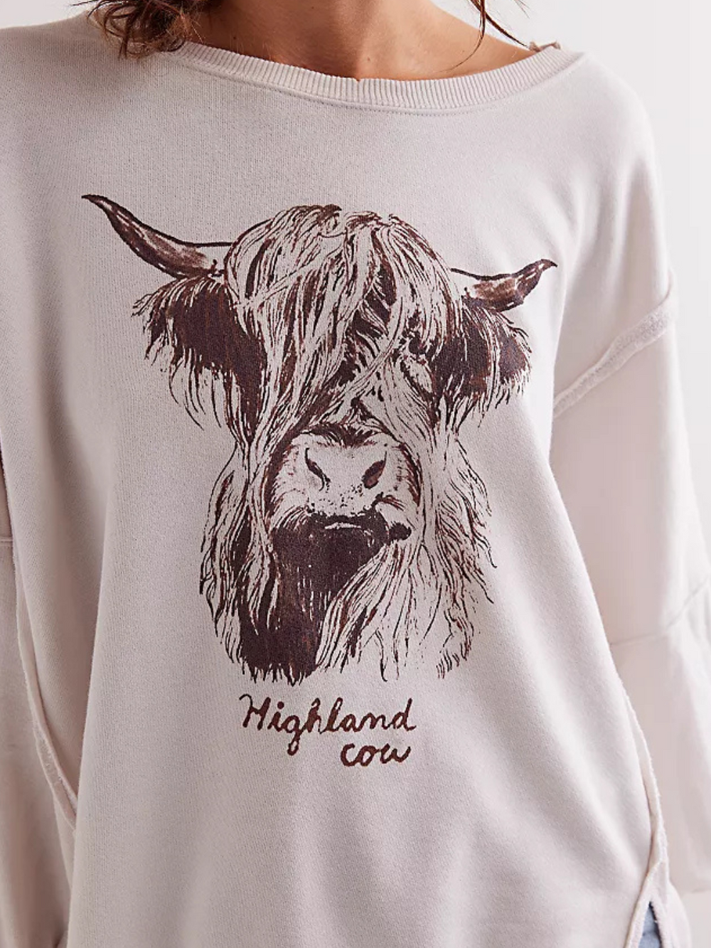 FREE PEOPLE - Graphic Camden Highland Cow showcases a vintage-inspired long sleeve with a relaxed fit and cow graphic.