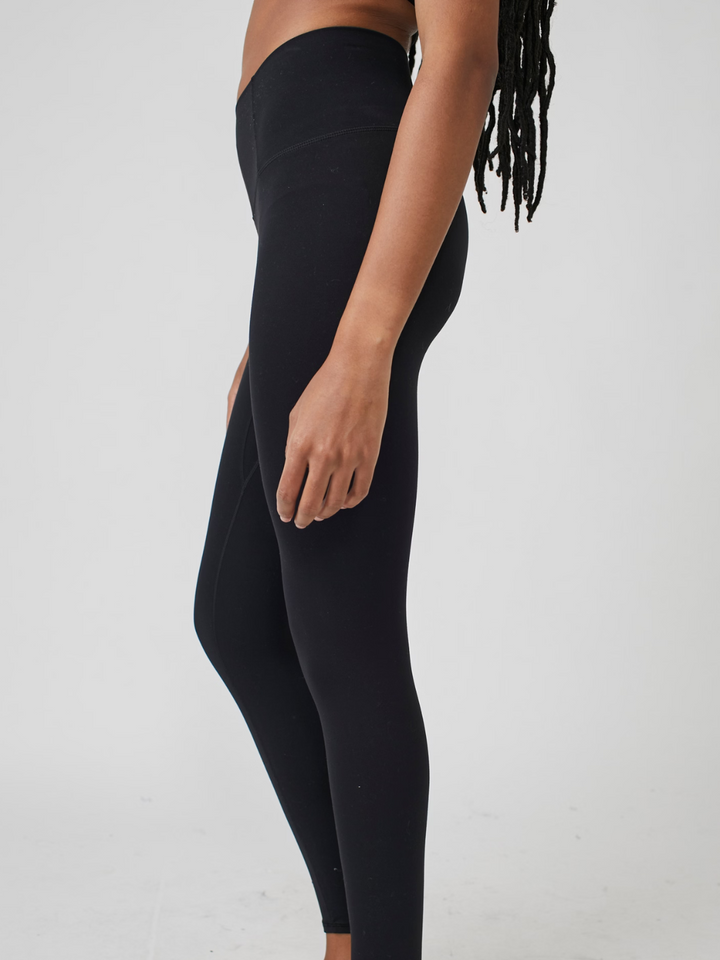FREE PEOPLE - Never Better Legging in black, offering ultra-smooth comfort for all your athleisure needs.