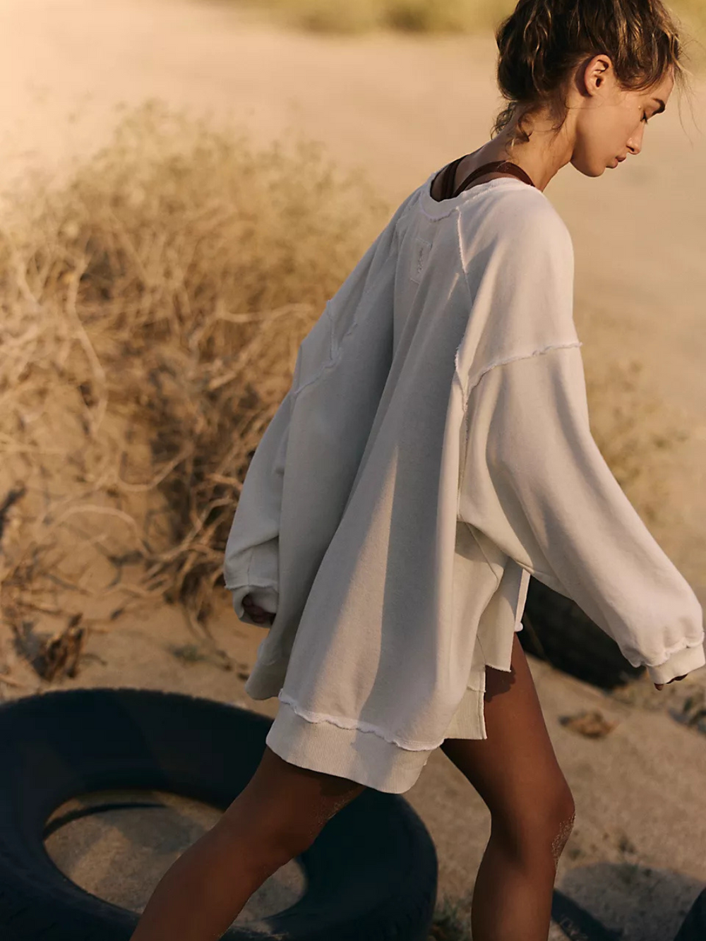 Cozy and chic, the FREE PEOPLE - One To Beat Pullover features a relaxed fit and high-low hem for effortless style.