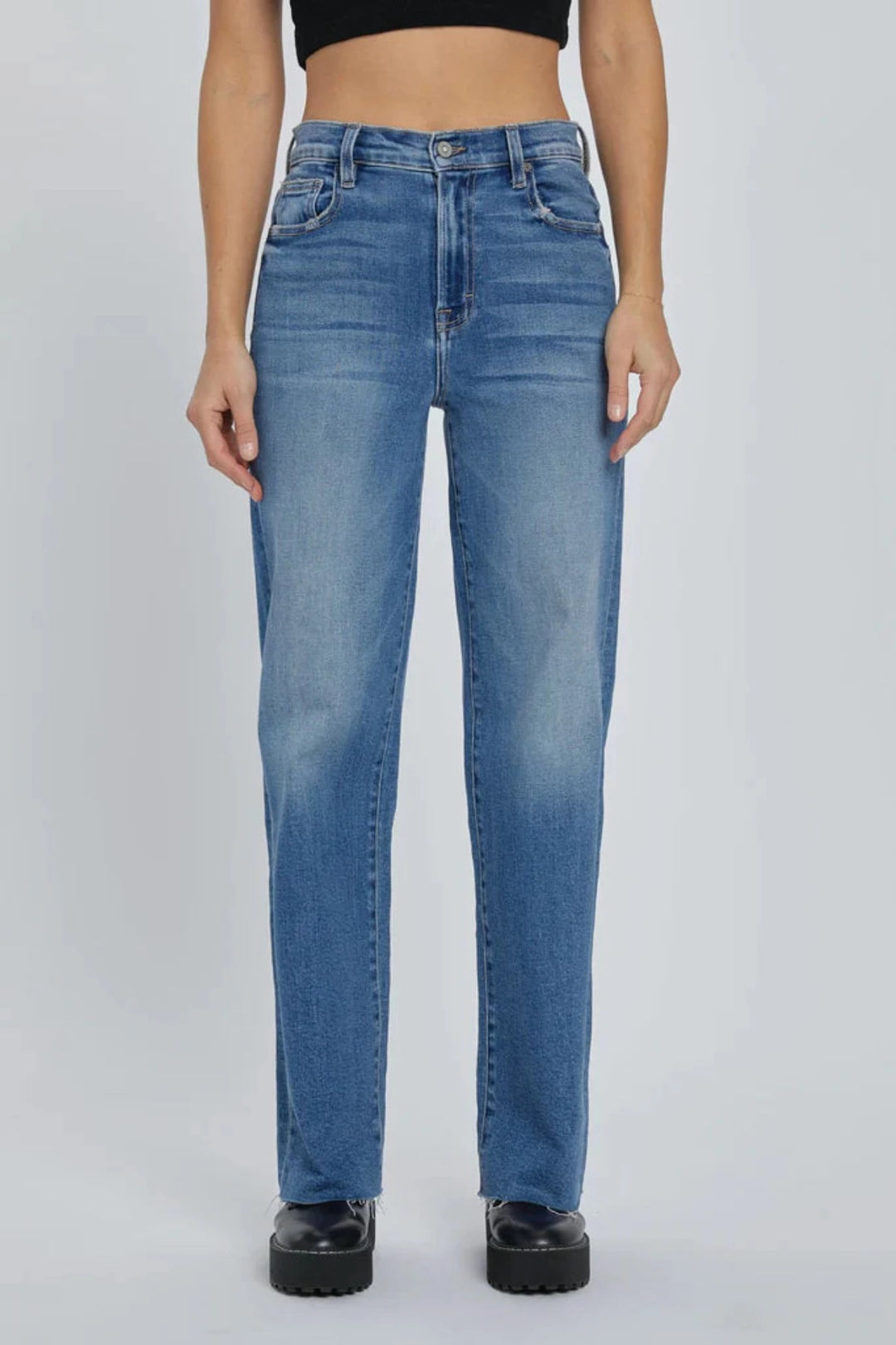 Want comfort AND style? The Hidden Jeans Logan High Waist Dad Jean is your match made in denim heaven. This high rise jean is perfect for giving your look that classic, timeless vibe. The zipper fly and raw hem make it easy to look good with minimal effort - yessir!