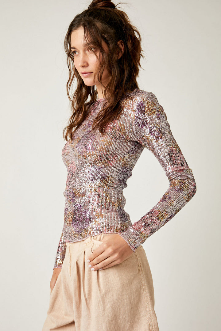 Look runway ready in the FREE PEOPLE PRINTED GOLD RUSH SEQUIN TOP - MIDNIGHT. This figure-hugging piece of glamour features long sleeves, a high neckline, and sparkly sequins for a night out you'll never forget! Get ready to make a statement and sparkle with each turn.
