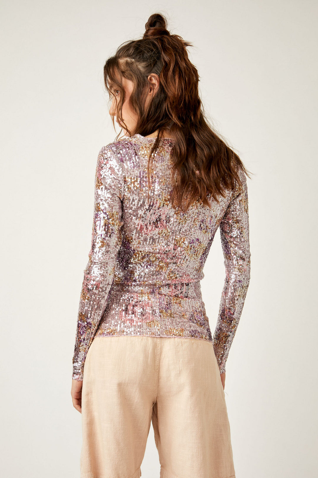 Look runway ready in the FREE PEOPLE PRINTED GOLD RUSH SEQUIN TOP - MIDNIGHT. This figure-hugging piece of glamour features long sleeves, a high neckline, and sparkly sequins for a night out you'll never forget! Get ready to make a statement and sparkle with each turn.