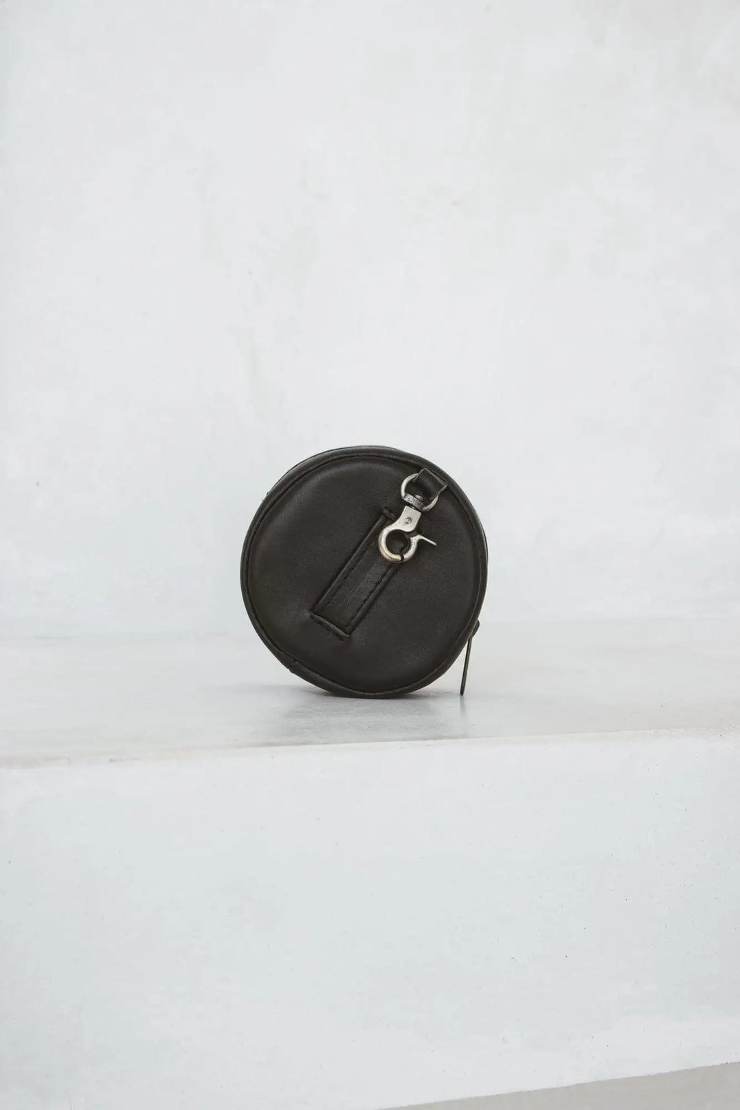ROVER LEATHER CIRCLE POUCH - BLACK