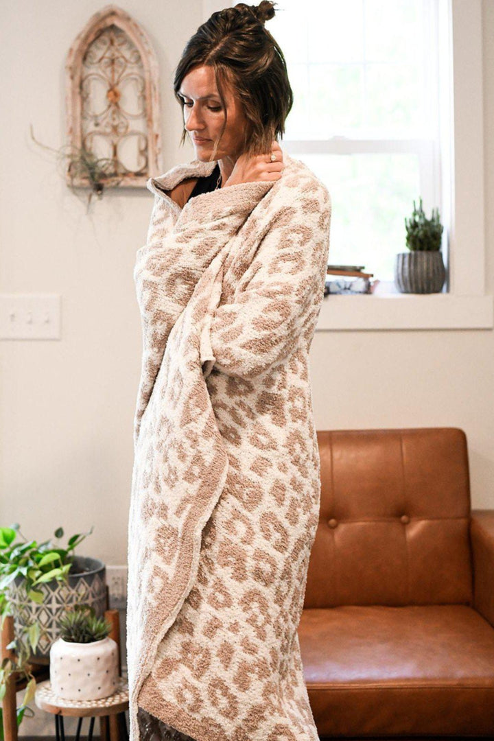 LUXE LEOPARD JACQUARD BLANKET#color_whitetaupe